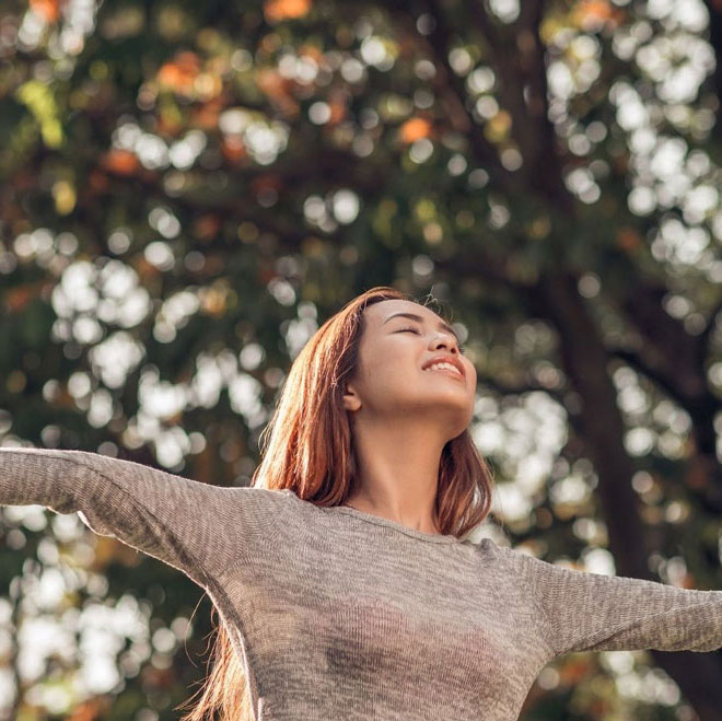 Femme qui inspire de l'air frais